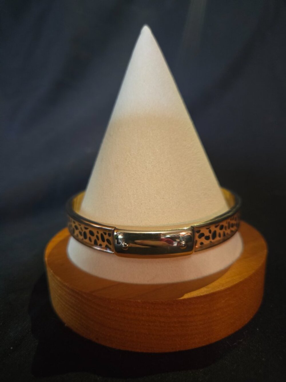 Chico's NWT Gold Tone Animal Print Slim Bangle Bracelet - Picture 2 of 6